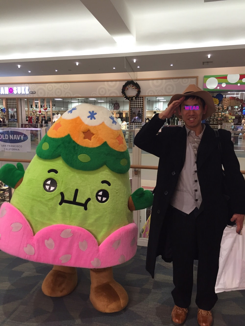 グレー系のシャツ/ブラウス、グレー系のジャージ、ブラウン系のシューズを着用したメンズの秋コーディネートの1枚目の写真