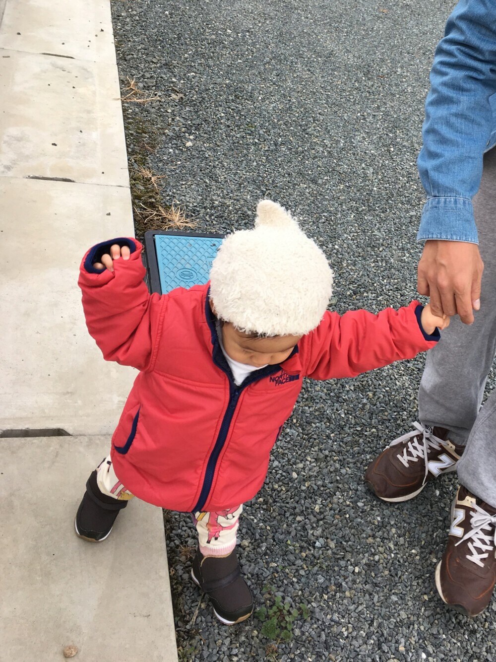 「kids、女の子、1歳、お散歩スタイル、THE NORTH FACE、minirodini、New Balance」｜「cokiticaのアイテム（ニットキャップ/ビーニー、ホワイト系）」を使った、tatatari☆さん（キッズ・70cm）の秋コーディネートの1枚目の写真