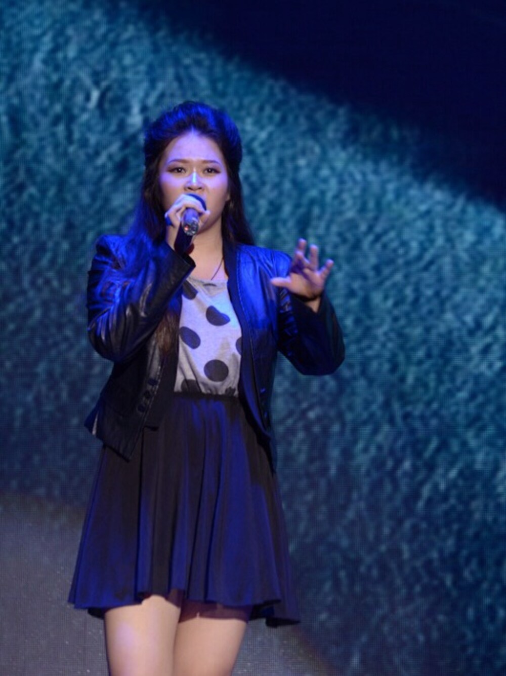 「on stage、stage」｜「bought it in a small shop and i dont know the brandのアイテム（チュニック、ブラック系）」を使った、pan嘻同学さん（レディース・162cm）の冬コーディネートの1枚目の写真
