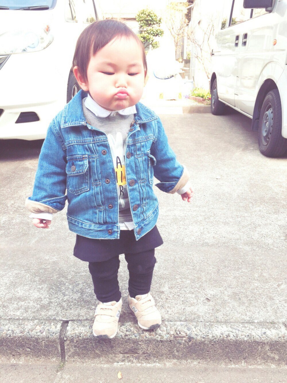 ベージュ系のスニーカー、ブルー系のデニムジャケットを着用したキッズの春コーディネートの1枚目の写真