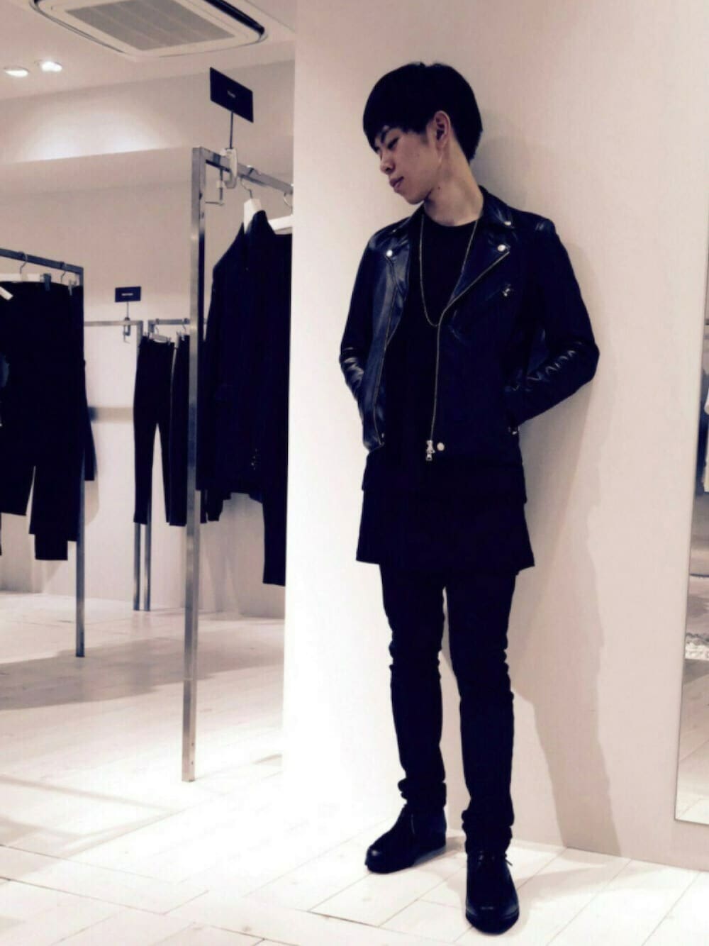 「ライダースジャケット、ダブルライダース、ワントーンコーデ、オールブラック、ビッグシルエット、STUDIOUS、STUDIOUS SELECT(STUDIOUS SELECT)、SHAREEF」｜「STUDIOUSのSTUDIOUS ソフトラムダブルライダース-made in japan- （ライダースジャケット、ブラック系）」を使った、Yuya Hiranoさん（メンズ・170cm）の夏コーディネートの1枚目の写真