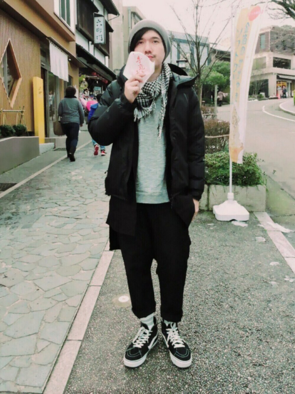 「black、BEAMS、ganryu、H&M」｜「NANGAのNANGA×URiD AURORA 3LAYER DOWN BLOUSON（ダウンジャケット/コート、ブラック系）」を使った、Rayさん（メンズ・173cm）の春コーディネートの1枚目の写真