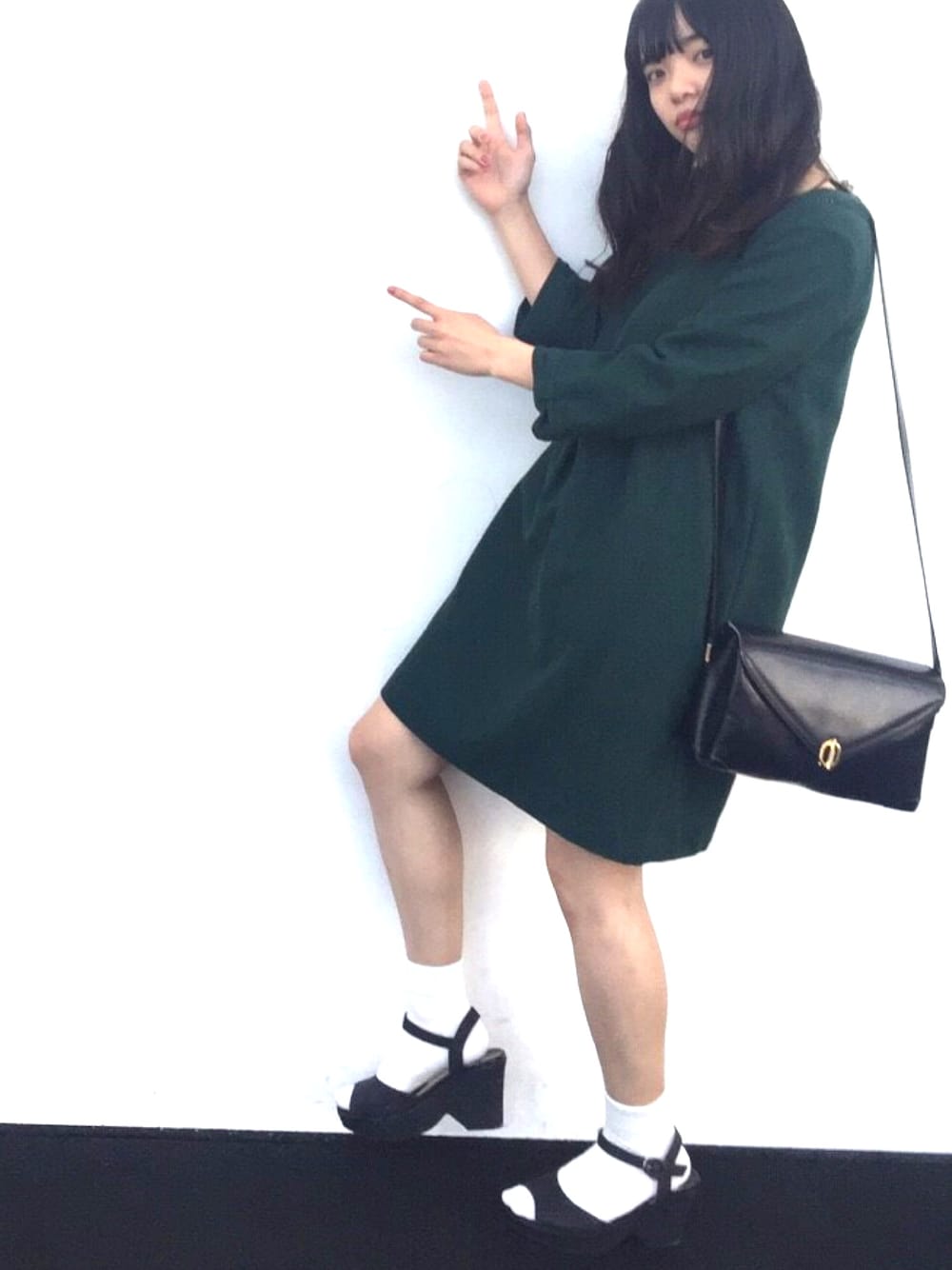 「pour la frime  の袖口リボンサックワンピース（ワンピース、グリーン系）」を使った、あいみょんさん（レディース・161cm）の秋コーディネートの1枚目の写真