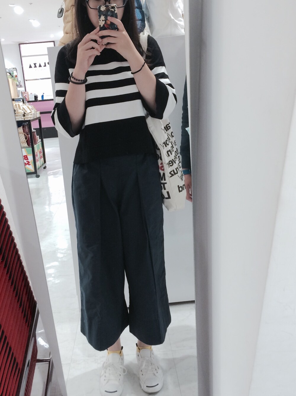 「UNIQLOandLEMAIRE、pikachu、off white」｜「UNIQLOのアイテム（パンツ、ブルー系）」を使った、Luxxetaさん（レディース・159cm）の春コーディネートの1枚目の写真