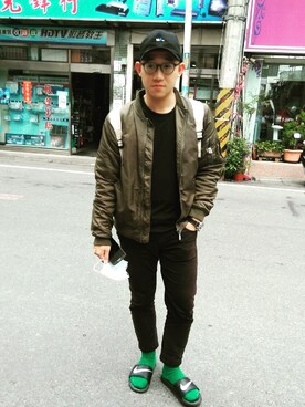 「アイテム（ビーチサンダル、ブラック系）」を使った、joandoさん（メンズ・167cm）の春コーディネート