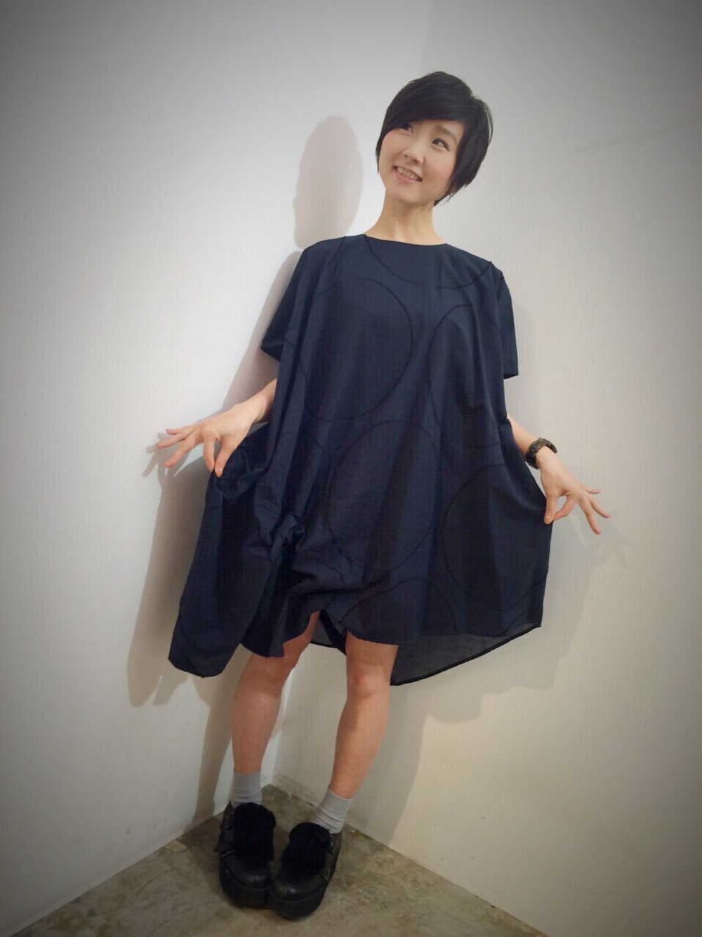 ブルー系のワンピースを着用したレディースの春コーディネートの1枚目の写真