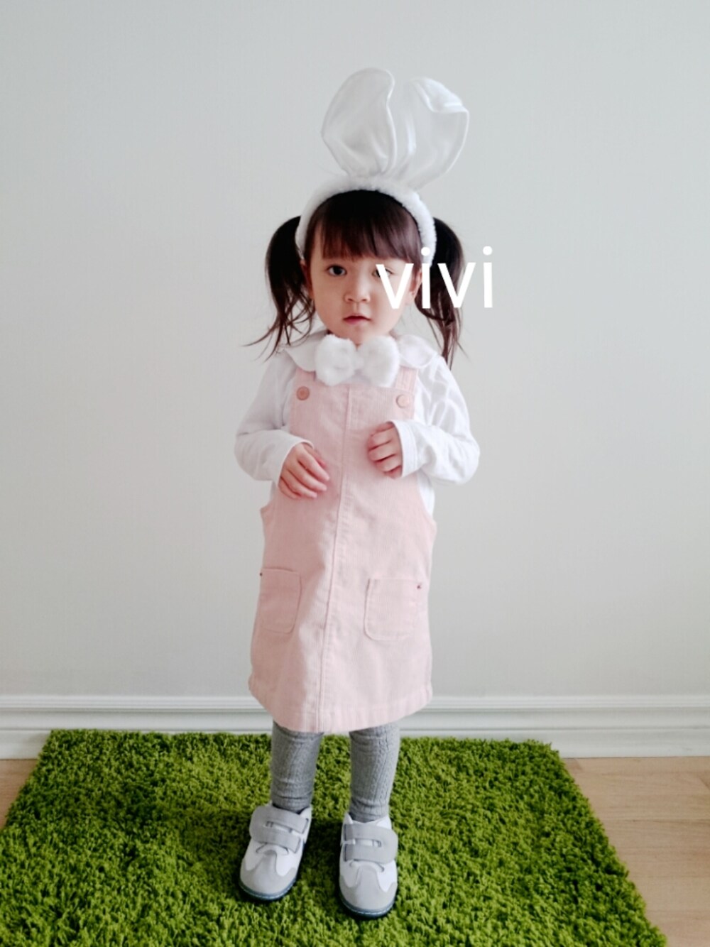「うさぎ、ナイキスニーカー、2歳、キッズ、春コーデ、女の子、カーターズ、イースター、オーバーオールスカート」｜「ZARA KIDSのアイテム（つなぎ/オールインワン、ピンク系）」を使った、viviさん（キッズ・90cm）の春コーディネートの1枚目の写真