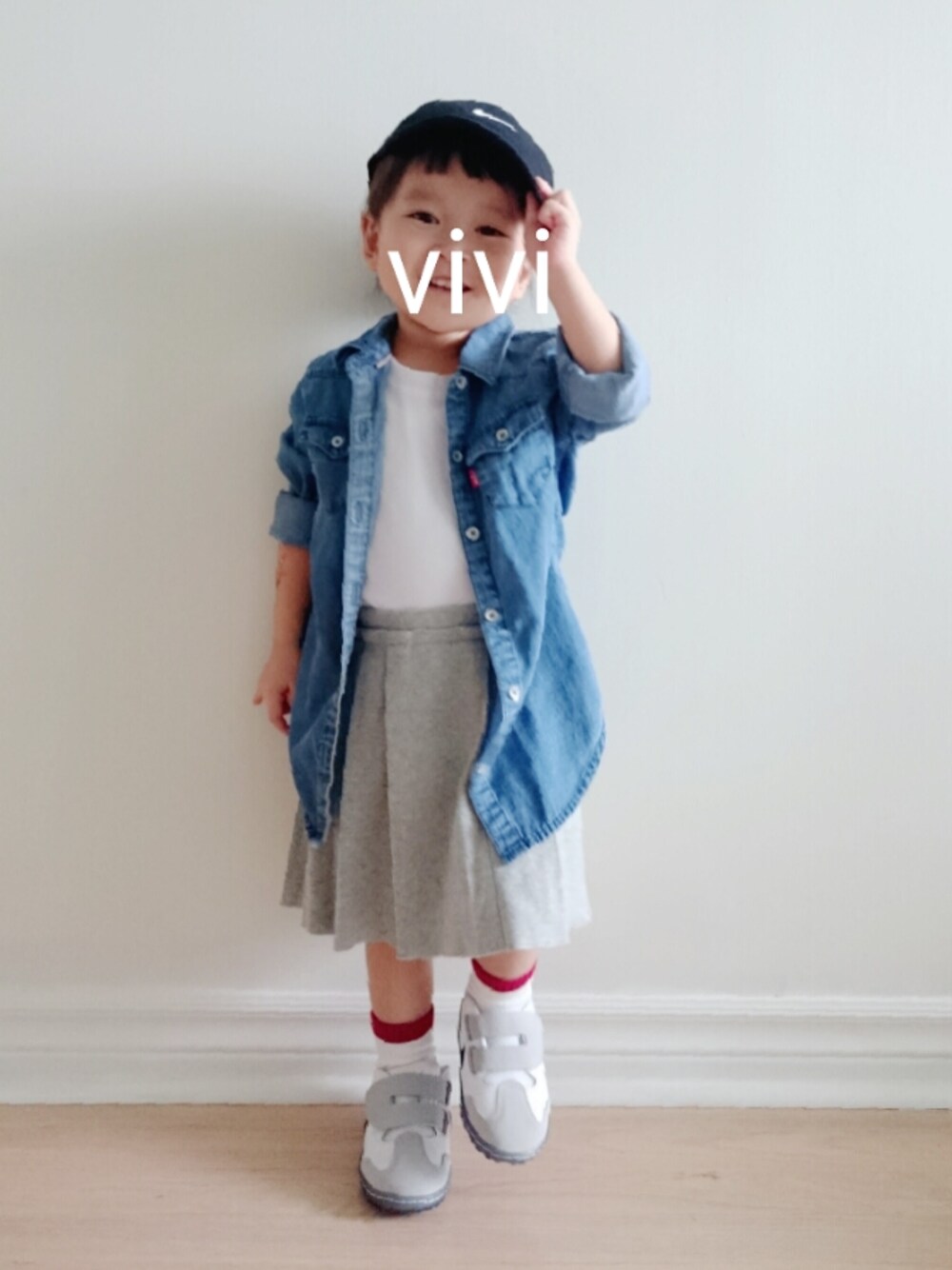 「スニーカー、カジュアル、ボーイッシュ、キャップ、2歳、プリーツスカート、春コーデ、女の子、前髪ぱっつん、キッズファッション」｜「NIKEのアイテム（キャップ、ブラック系）」を使った、viviさん（キッズ・90cm）の春コーディネートの1枚目の写真