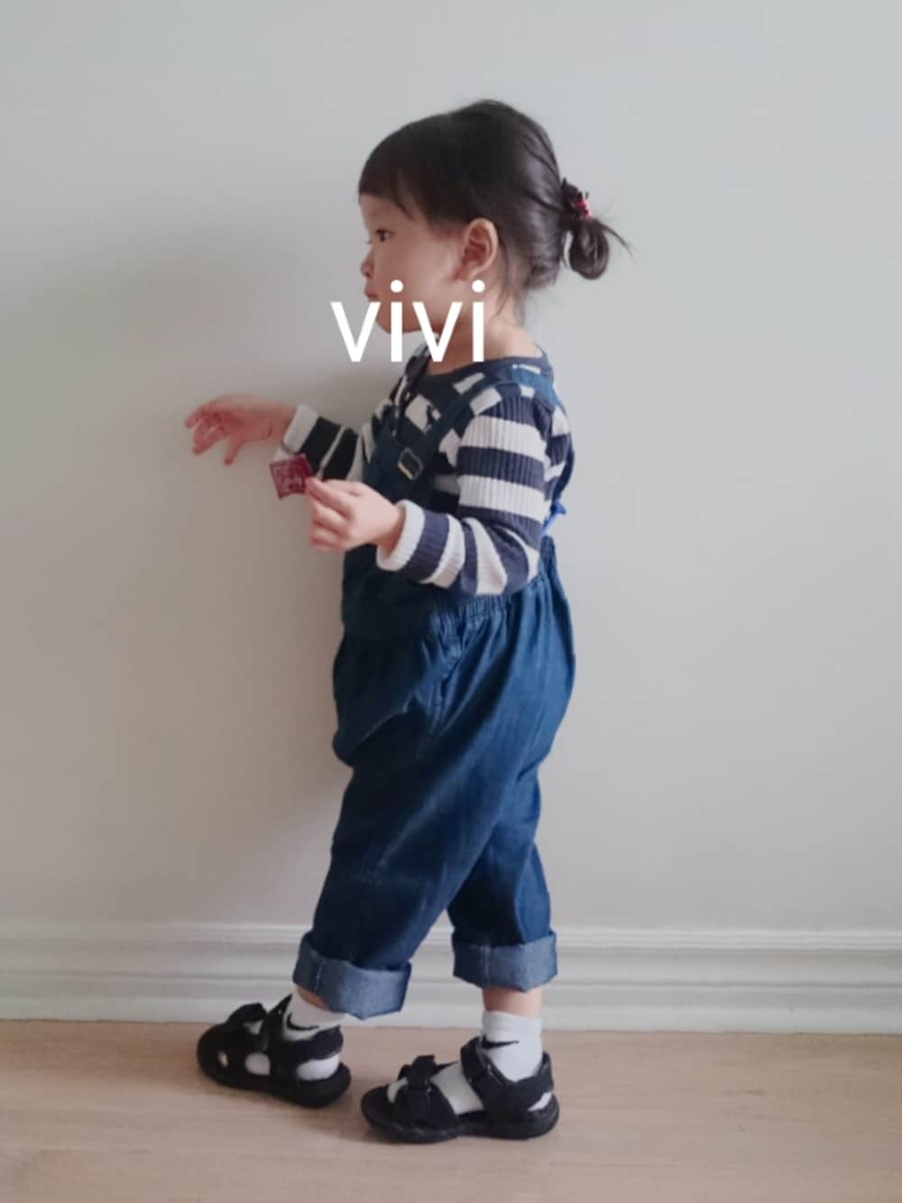 「サロペット、old navy、2歳、春コーデ、女の子、Abercombie&Fitch、カジュアルコーデ、サンダルに靴下、前髪ぱっつん、キッズファッション」｜「Timberlandのアイテム（サンダル、ブラック系）」を使った、viviさん（キッズ・90cm）の春コーディネートの1枚目の写真