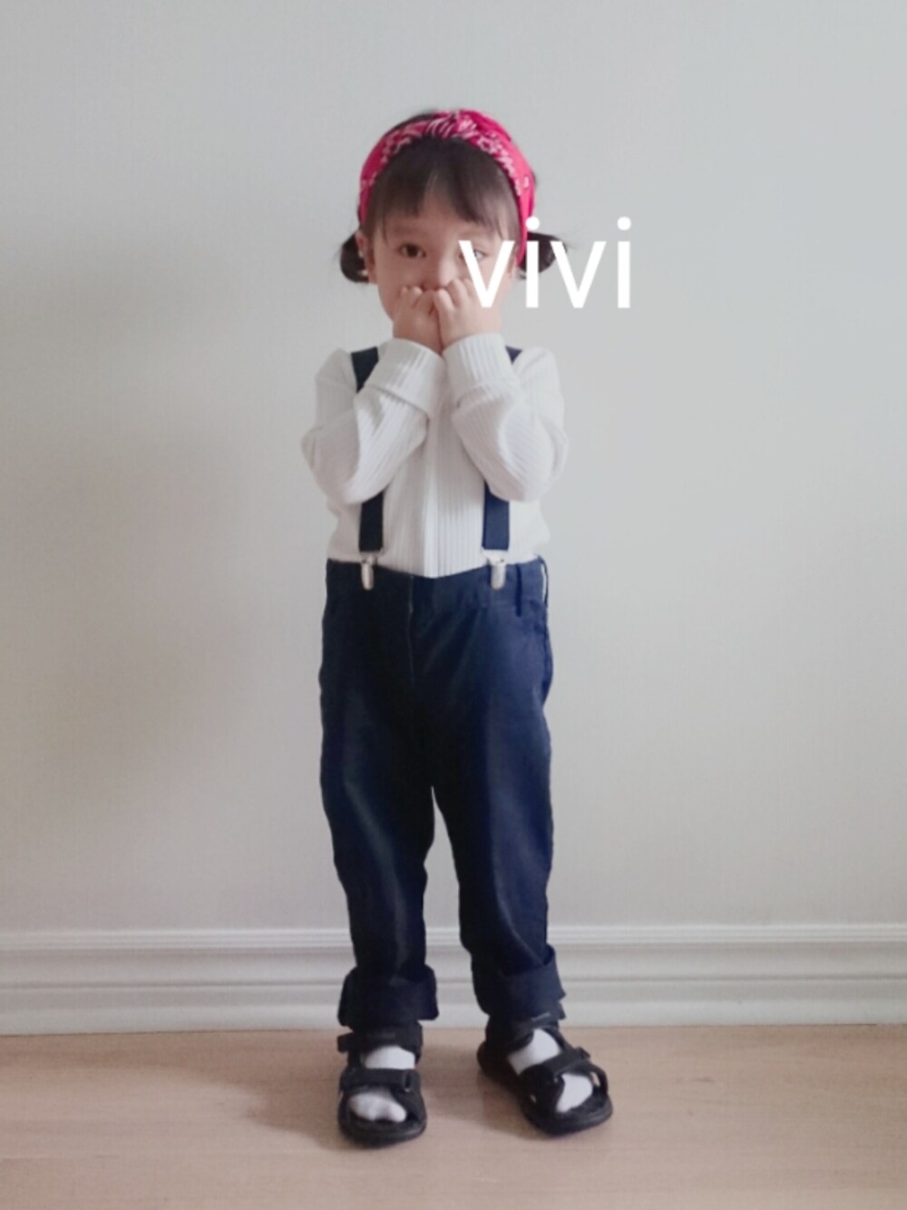 「シンプル、サスペンダー、バンダナ、2歳、キッズ、J.CREW、Timberland、女の子、Abercrombie&Fitch、キッズファッション」｜「NIKEのアイテム（ソックス/靴下、ホワイト系）」を使った、viviさん（キッズ・90cm）の春コーディネートの1枚目の写真