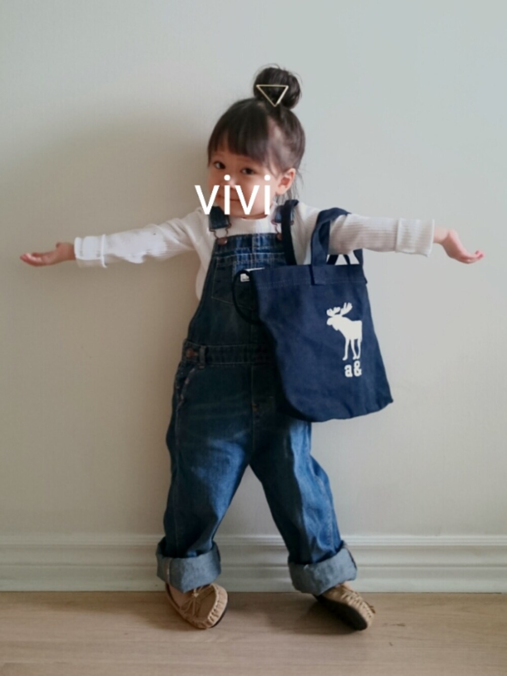 「サロペット、kids、デッキシューズ、2歳、シンプルコーデ、アバクロ、おだんごヘアー、OSHKOSH、おんなのこ、はるコーデ」｜「lets dig inのアイテム（その他、その他）」を使った、viviさん（キッズ・90cm）の春コーディネートの1枚目の写真