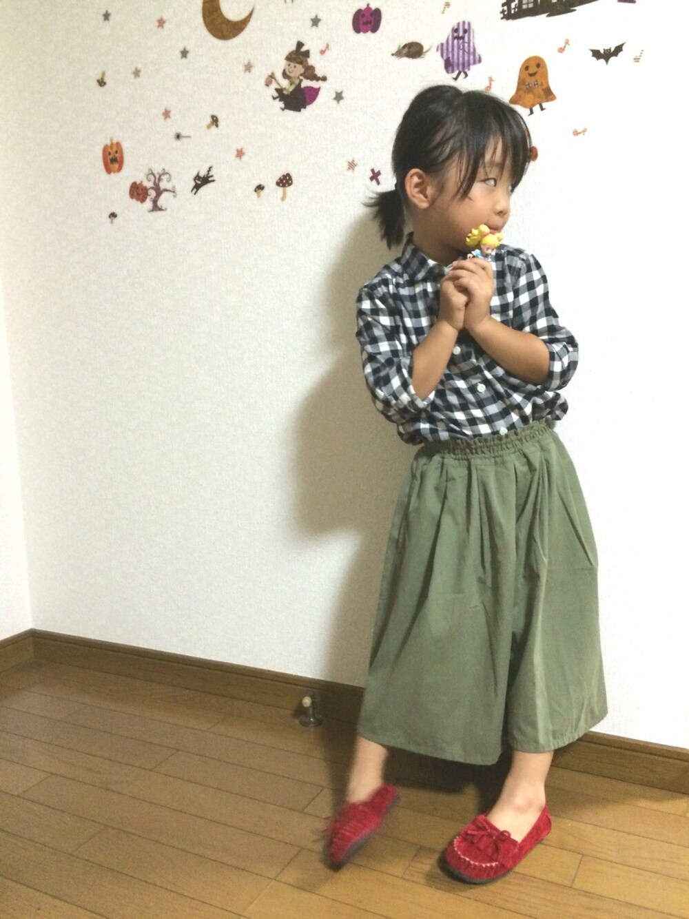 「ドラフトBRA、秋のコーデ、kids、女の子」｜「BRANSHESのスカーチョ（その他パンツ、グリーン系）」を使った、merorons さん（キッズ・110cm）の秋コーディネートの1枚目の写真