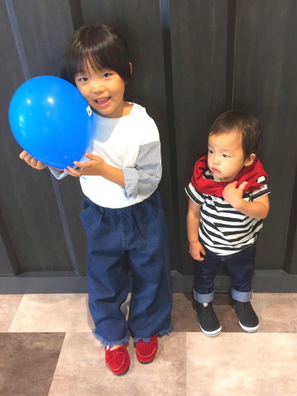「休日スタイル、kids、おんなのこ、姉妹コーデ、5歳、1歳、リンクコーデ」｜「BRANSHESの袖ストライプ切替長袖Tシャツ（Tシャツ/カットソー、ホワイト系）」を使った、merorons さん（キッズ・110cm）の秋コーディネートの1枚目の写真