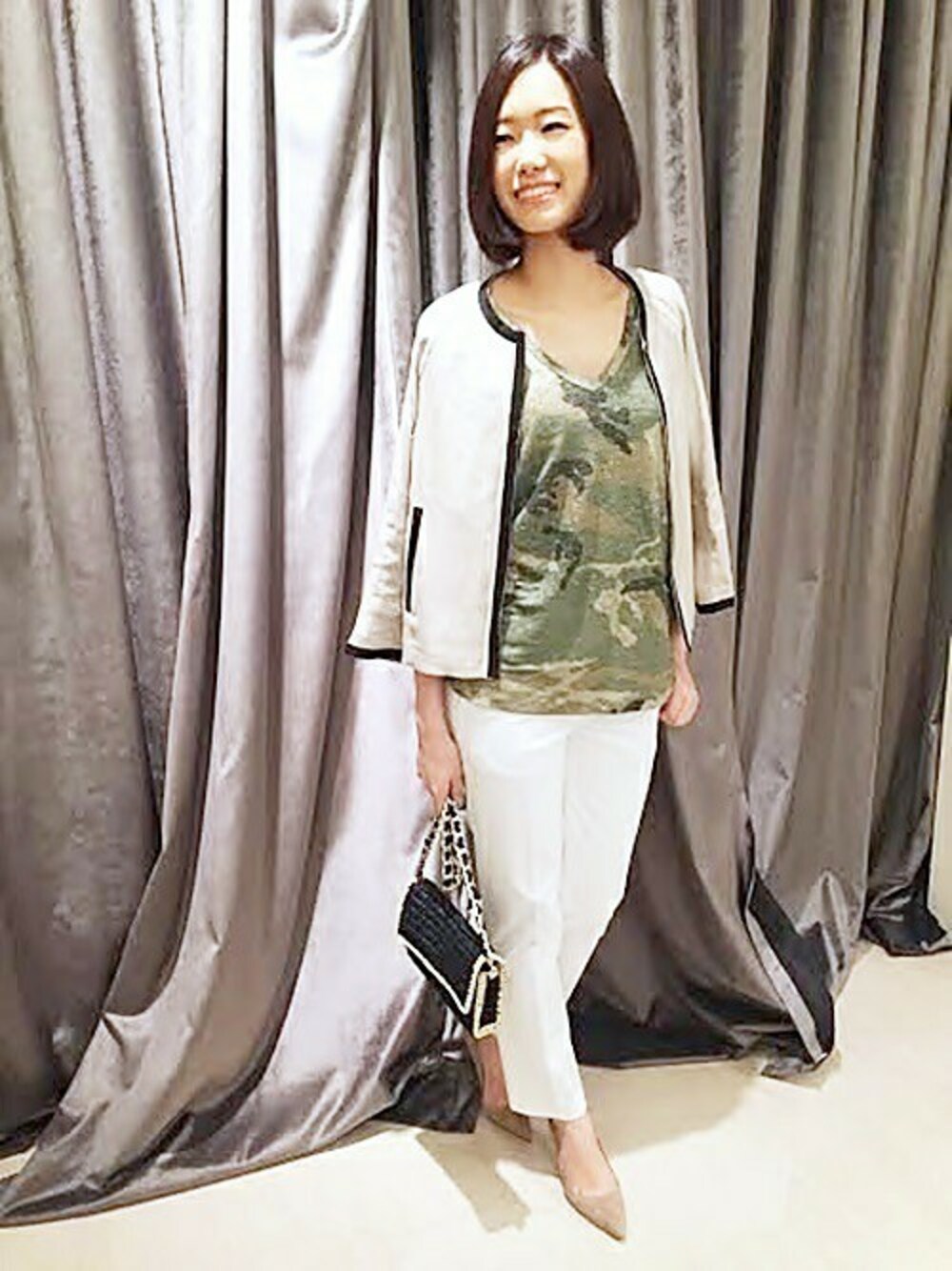 グリーン系のTシャツ/カットソー、ホワイト系のノーカラージャケット、ブラック系のショルダーバッグを着用したレディースの春コーディネートの1枚目の写真