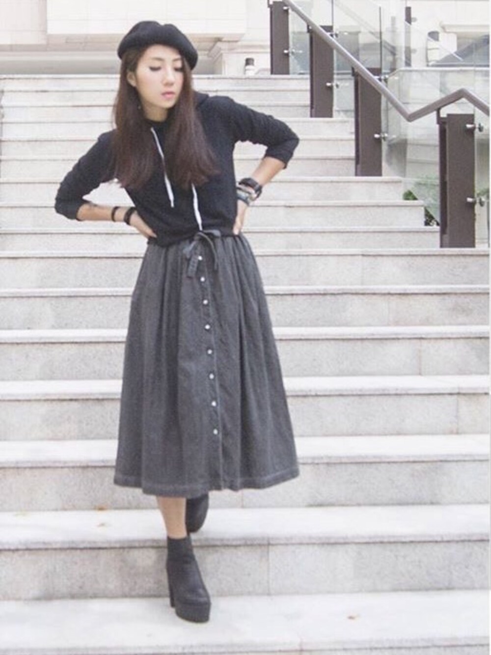 「black、denim、denim dress、dress、winter、skirt」｜「Project Amanのアイテム（Tシャツ/カットソー、ブラック系）」を使った、Amanさん（レディース・164cm）の秋コーディネートの1枚目の写真