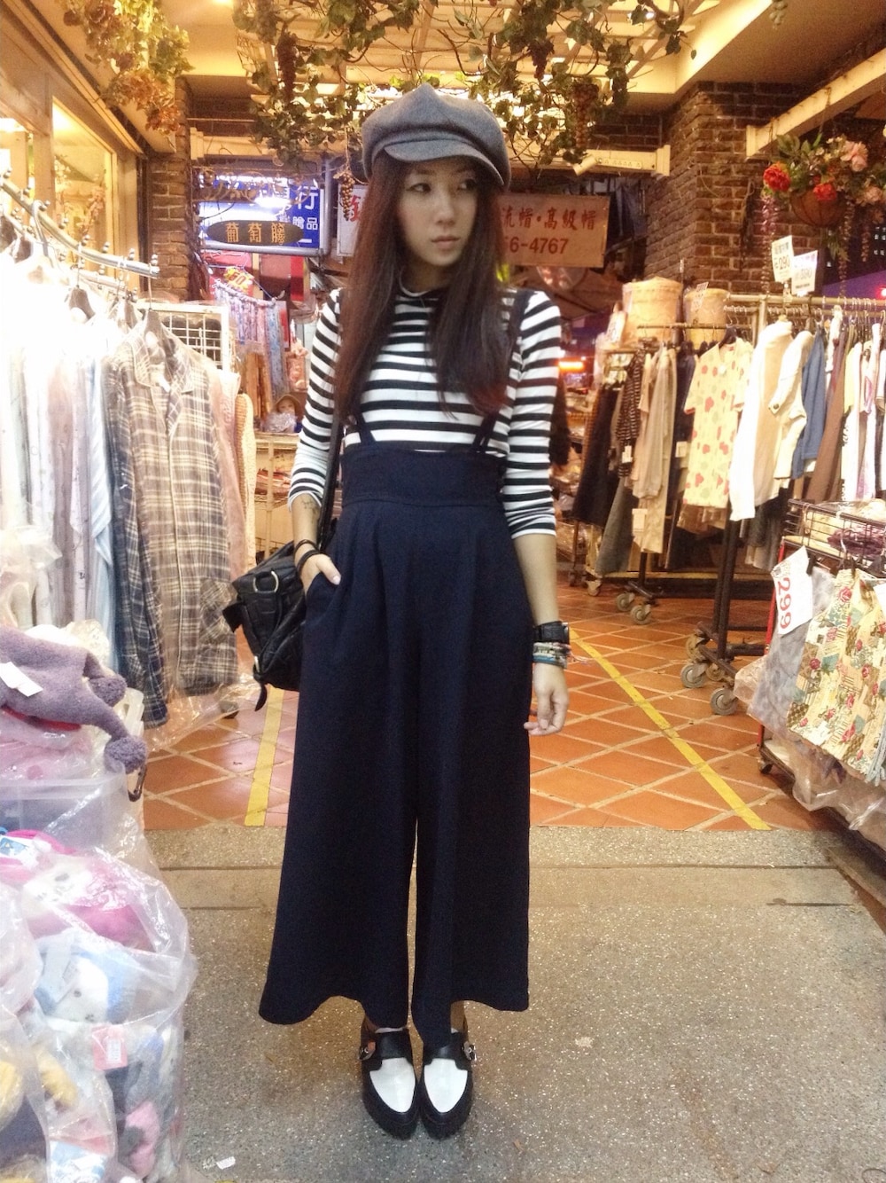 「black and white、street、stripe、DEEP BLUE」｜「Project Amanのアイテム（スラックス、その他）」を使った、Amanさん（レディース・164cm）の秋コーディネートの1枚目の写真