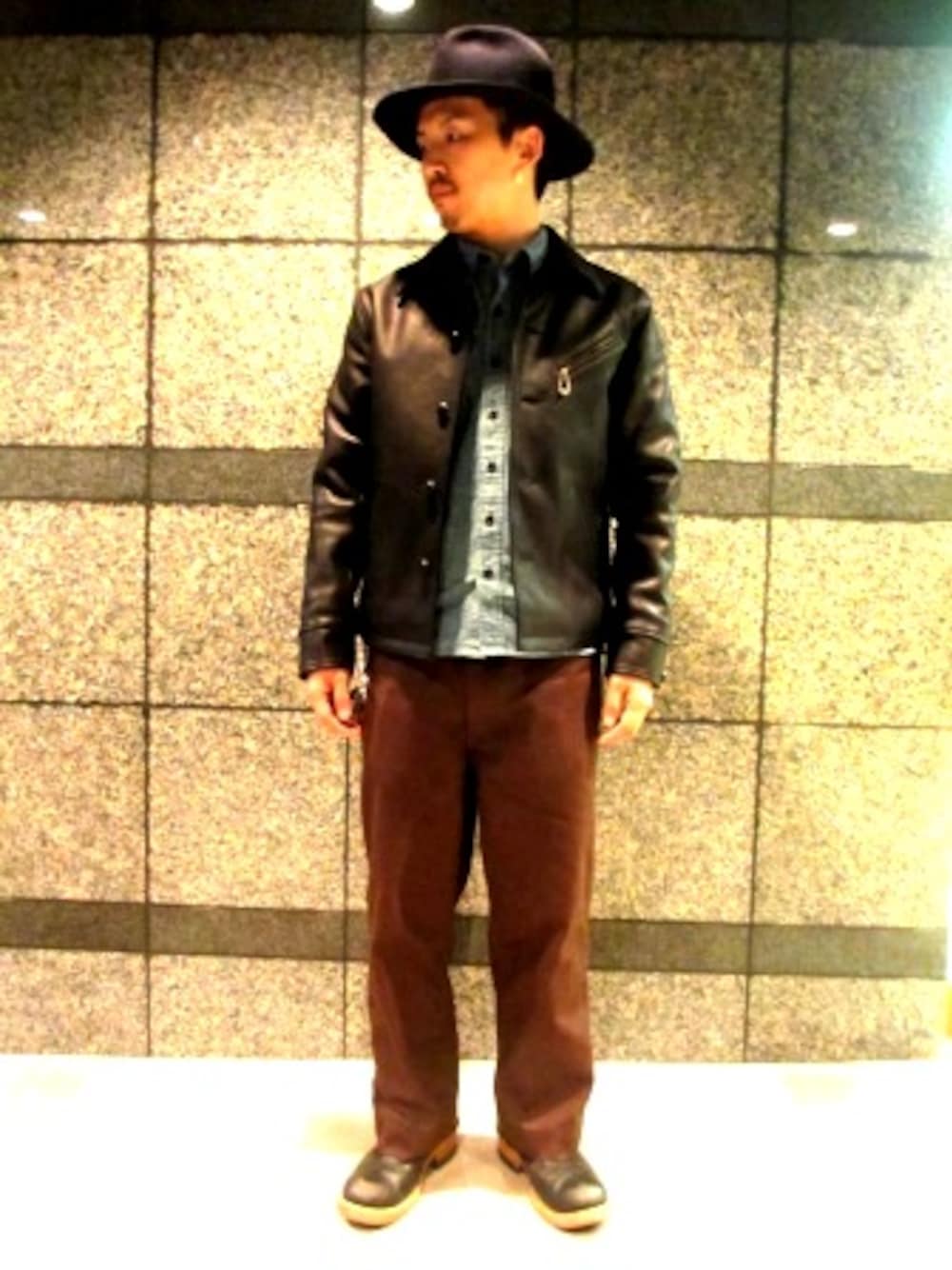 「ジャケット、ブーツ、レザー、ブラック、ブラックコーデ、ハット、COOTIE、hat」｜「COOTIE PRODUCTIONSのCOOTIE Leather Field Sport Jacket（その他アウター、ブラック系）」を使った、RealjamSTAFFさん（メンズ・170cm）の秋コーディネートの1枚目の写真