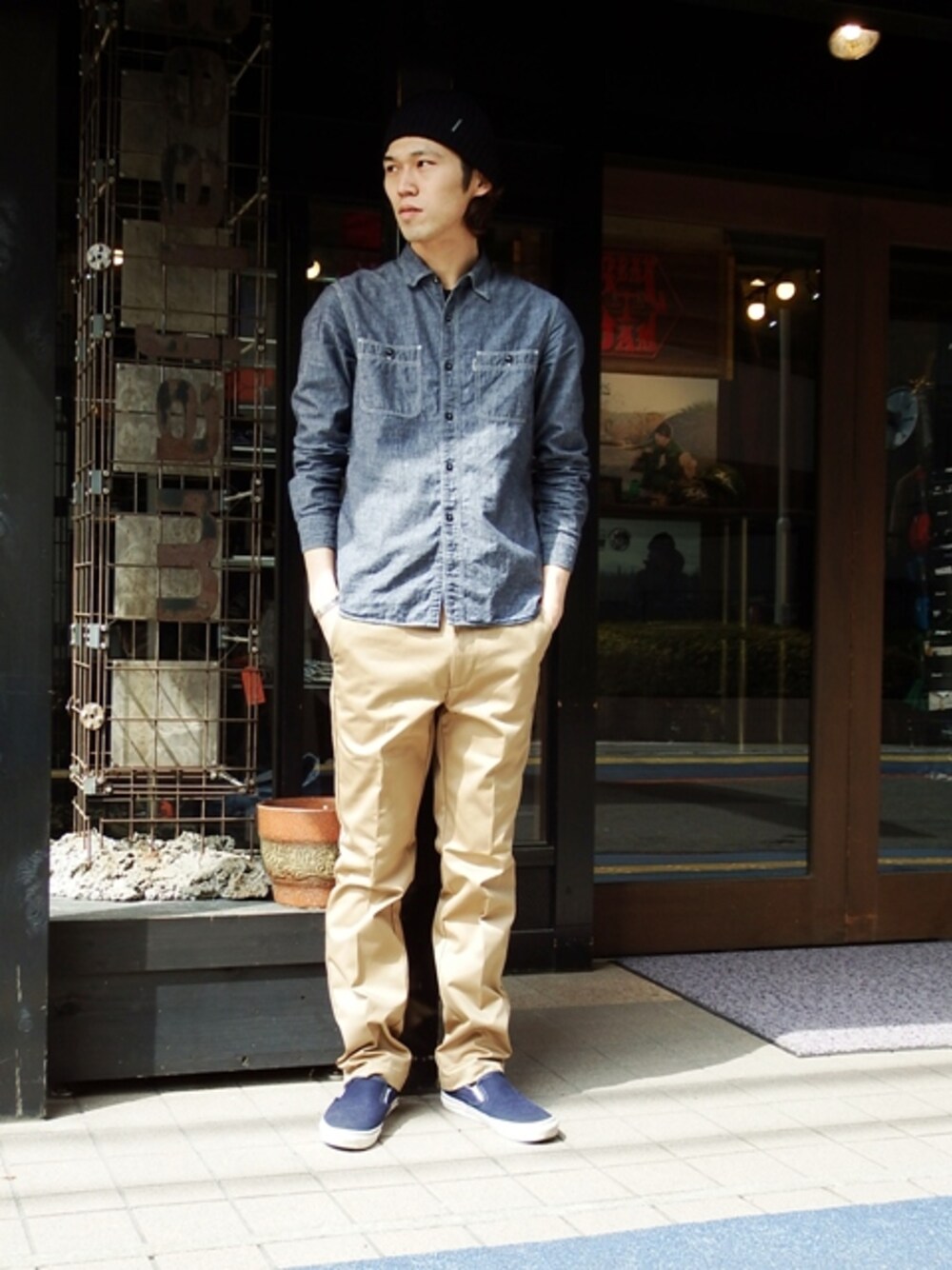 「ニット帽、ベージュ、シャンブレーシャツ、シャンブレー、COOTIE、春、春服、春物、春コーデ、Real jam」｜「COOTIE PRODUCTIONSのChambray L/S Work Shirt（シャツ/ブラウス、ブルー系）」を使った、RealjamSTAFFさん（メンズ・179cm）の春コーディネートの1枚目の写真