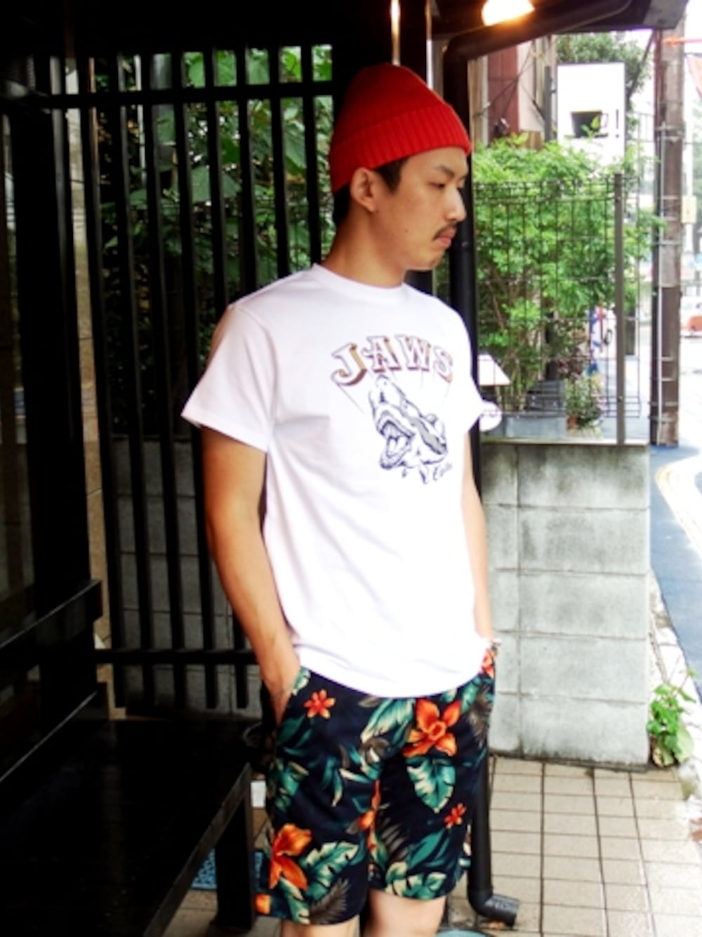 ホワイト系のTシャツ/カットソー、ブルー系のその他パンツを着用したメンズの夏コーディネートの1枚目の写真