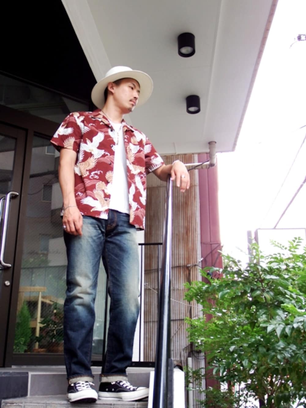 ブラック系のシャツ/ブラウス、ホワイト系のTシャツ/カットソー、ブルー系のデニムパンツを着用したメンズの夏コーディネートの1枚目の写真