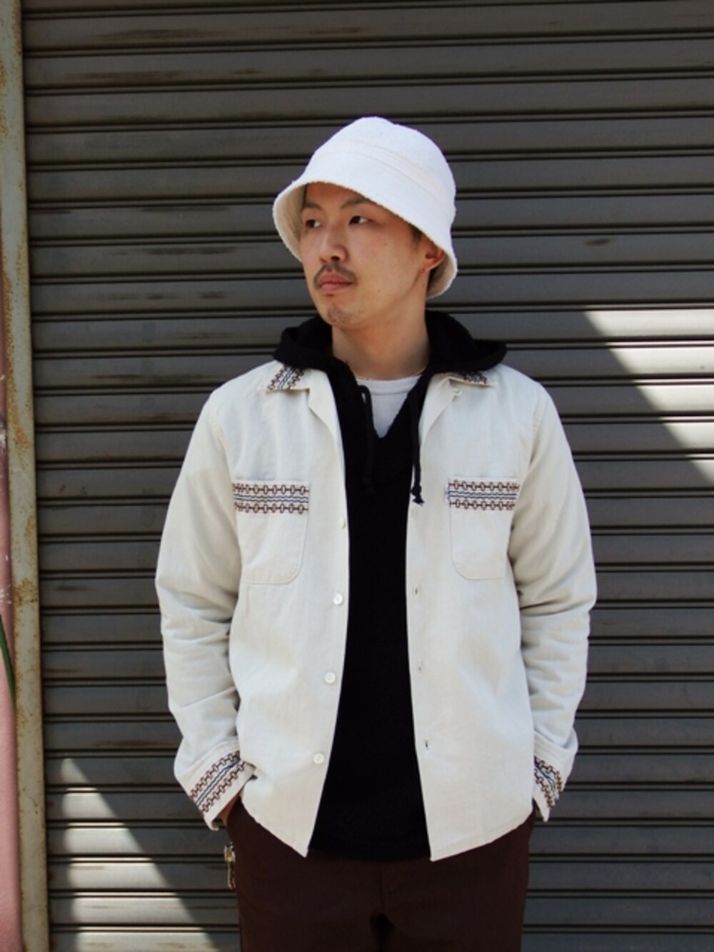 ホワイト系のシャツ/ブラウス、ブラック系のパーカー、ホワイト系のハットを着用したメンズの春コーディネートの1枚目の写真