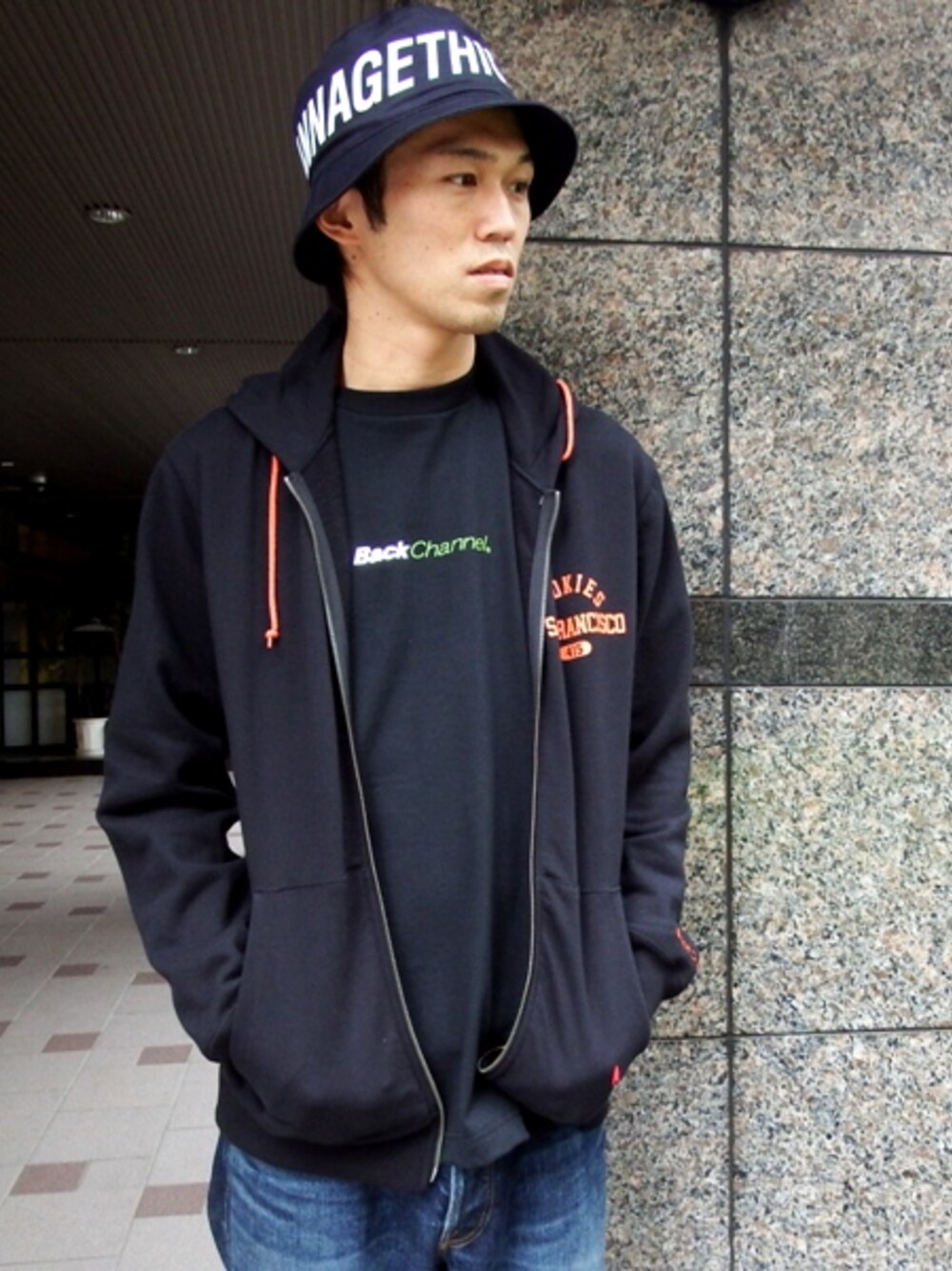 その他のパーカー、ブラック系のTシャツ/カットソー、ブラック系のハットを着用したメンズの秋コーディネートの1枚目の写真