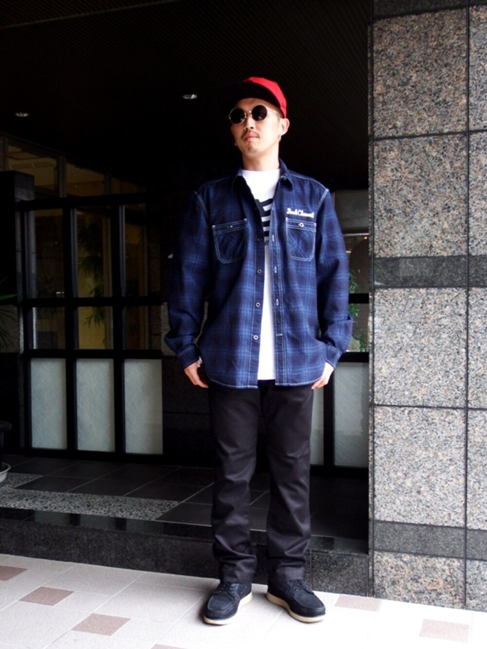 その他のシャツ/ブラウス、ホワイト系のTシャツ/カットソー、ブラック系のチノパンツを着用したメンズの秋コーディネートの1枚目の写真