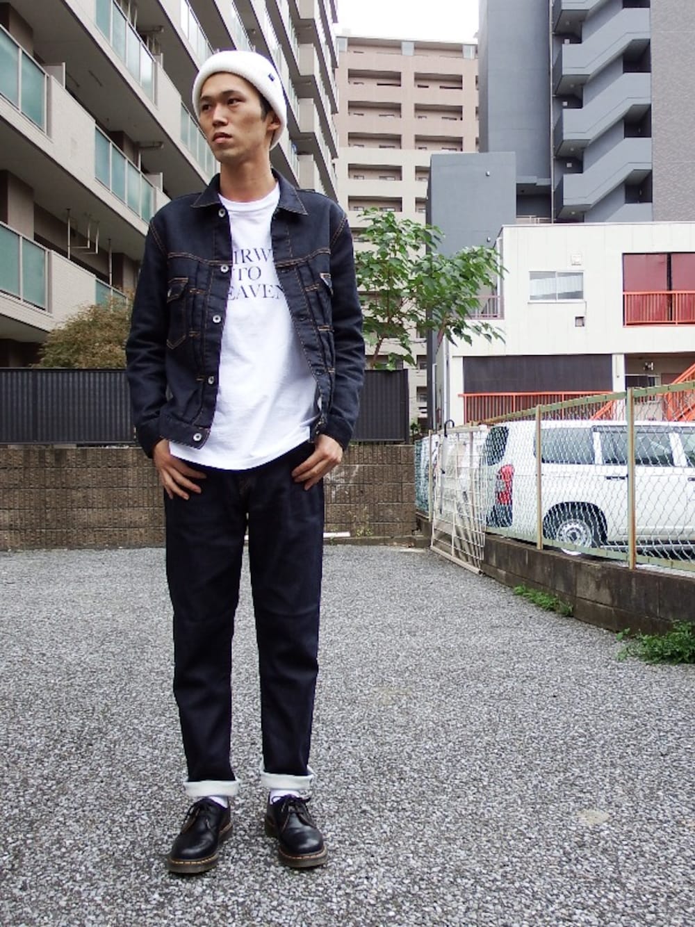 ブルー系のデニムジャケット、ホワイト系のTシャツ/カットソー、ブルー系のデニムパンツを着用したメンズの秋コーディネートの1枚目の写真