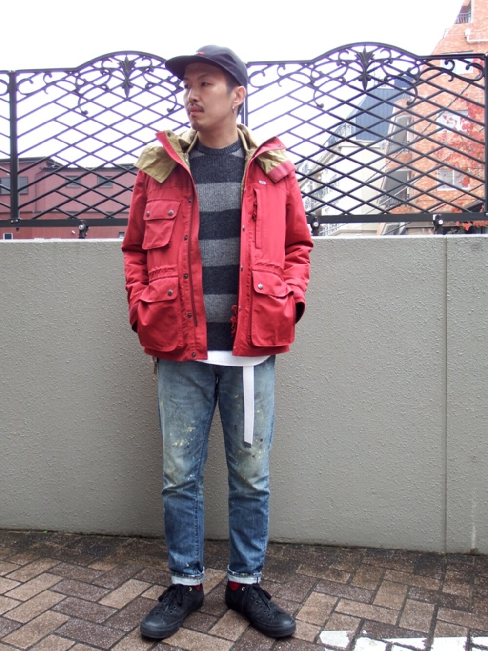 レッド系のナイロンジャケット、ブラック系のニット/セーター、その他のデニムパンツを着用したメンズの秋コーディネートの1枚目の写真