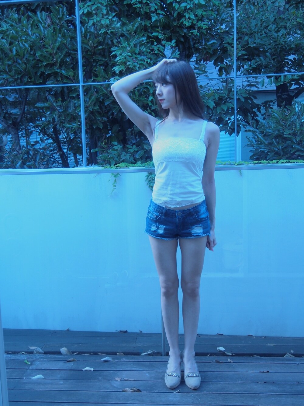 「simple、simple is best、UNIQLO、FOREVER 21、デニムショートパンツ、デニム、デニムパンツ、ヌーディーパンプス」｜「UNIQLOのアイテム（キャミソール、ホワイト系）」を使った、松崎栞さん（レディース・163cm）の秋コーディネートの1枚目の写真