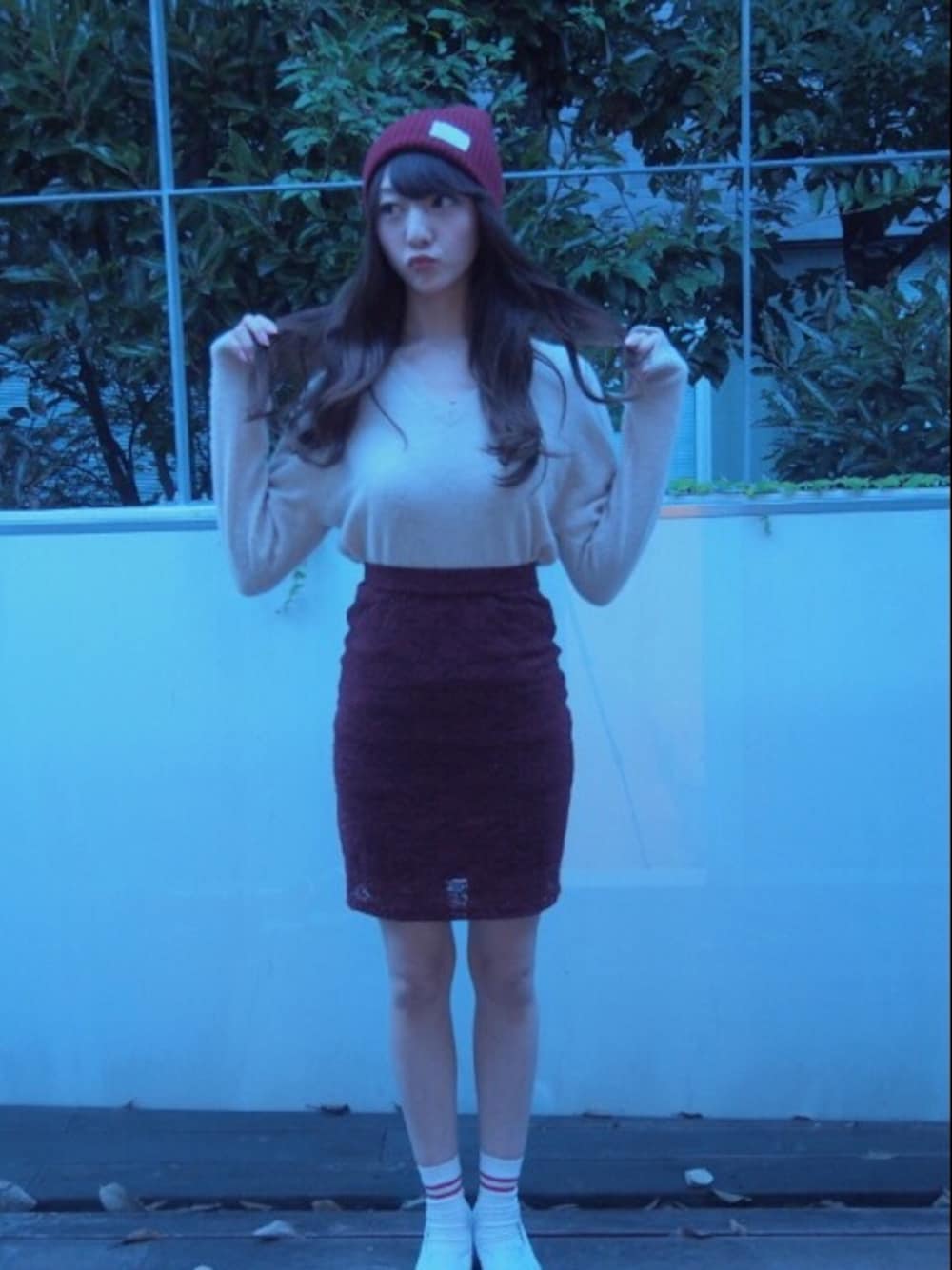 「burgundy、NEW ERA、ニット帽、タイトスカート、WEGO、バーガンディー、ボーダーソックス、白スニーカー、秋のコーデ、autumn」｜「SNIDELのアイテム（ニット/セーター、ホワイト系）」を使った、松崎栞さん（レディース・163cm）の秋コーディネートの1枚目の写真