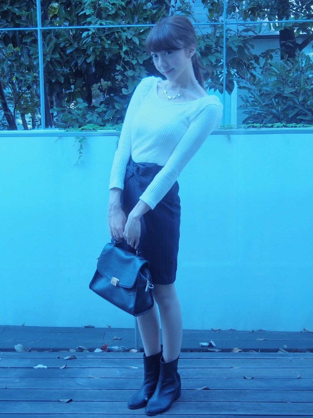 「デート、デートコーデ、デートスタイル（WOMEN）、タイトスカート、ボーダースカート、リボン、ハンドバック、おでかけ」｜「JILL by JILL STUARTのリボン付きリブニット（ニット/セーター、ホワイト系）」を使った、松崎栞さん（レディース・163cm）の秋コーディネートの1枚目の写真