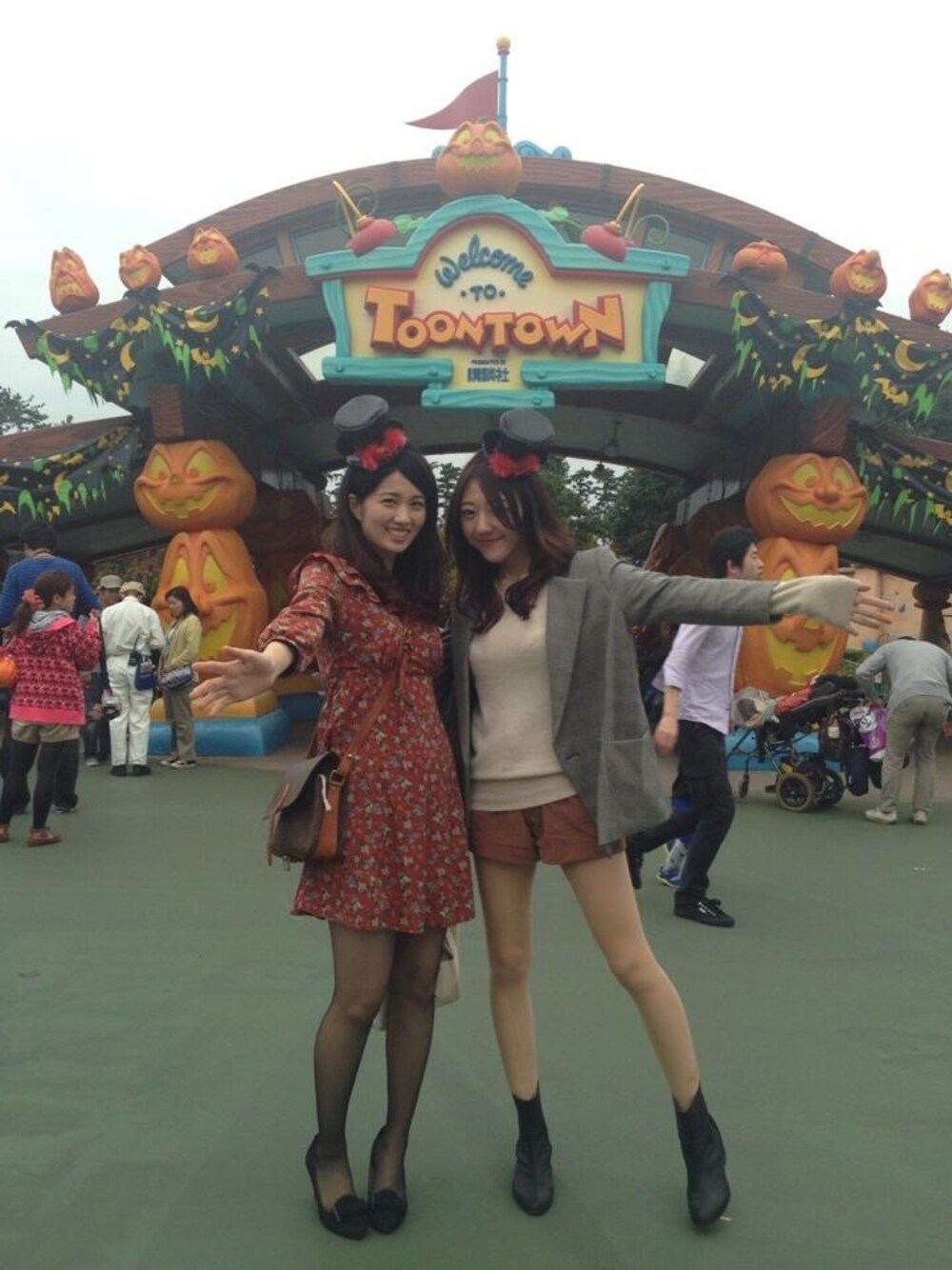 「WEAR HALLOWEEN 2014、halloween、ハロウィン、ディズニー、disney、Disneyland」｜「Disneyのアイテム（カチューシャ、ブラック系）」を使った、松崎栞さん（レディース・163cm）の秋コーディネートの1枚目の写真