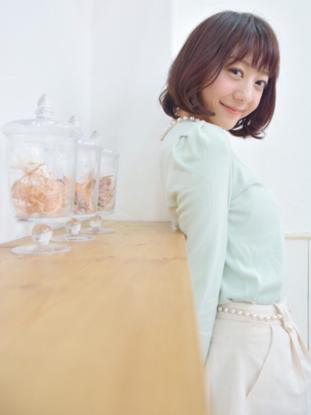 「パステルカラー、ミントグリーン、ガーリー、apuweiser-riche」｜「JUSGLITTYのアイテム（ニット/セーター、グリーン系）」を使った、松崎栞さん（レディース・163cm）の冬コーディネートの1枚目の写真