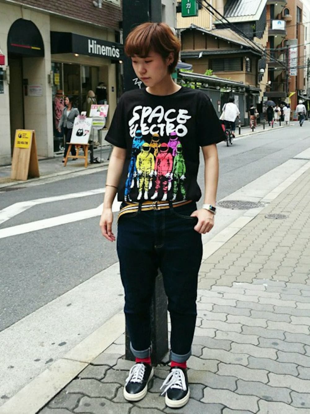 ブラック系のTシャツ/カットソーを着用したレディースの夏コーディネートの1枚目の写真