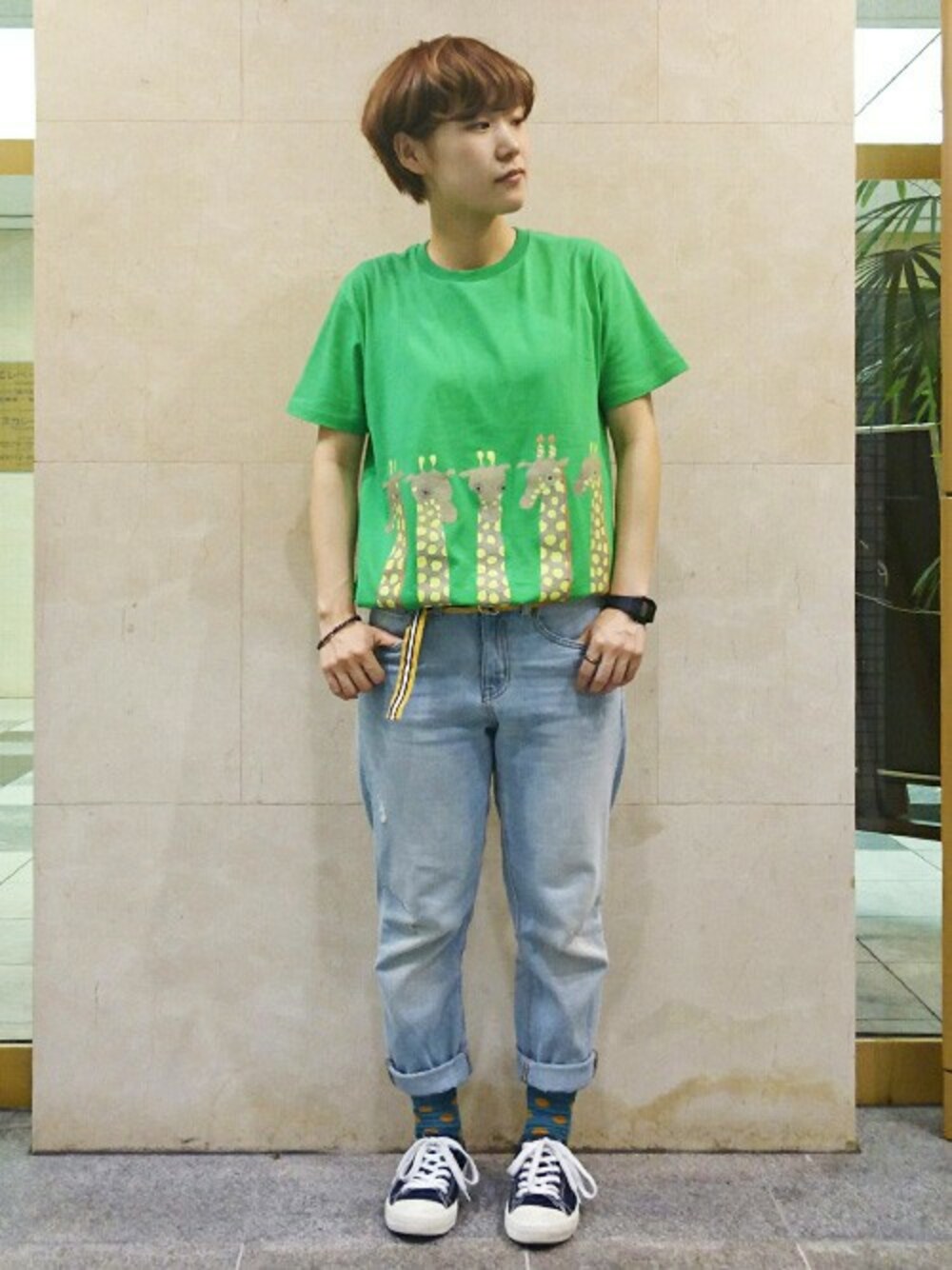 グリーン系のTシャツ/カットソーを着用したレディースの夏コーディネートの1枚目の写真