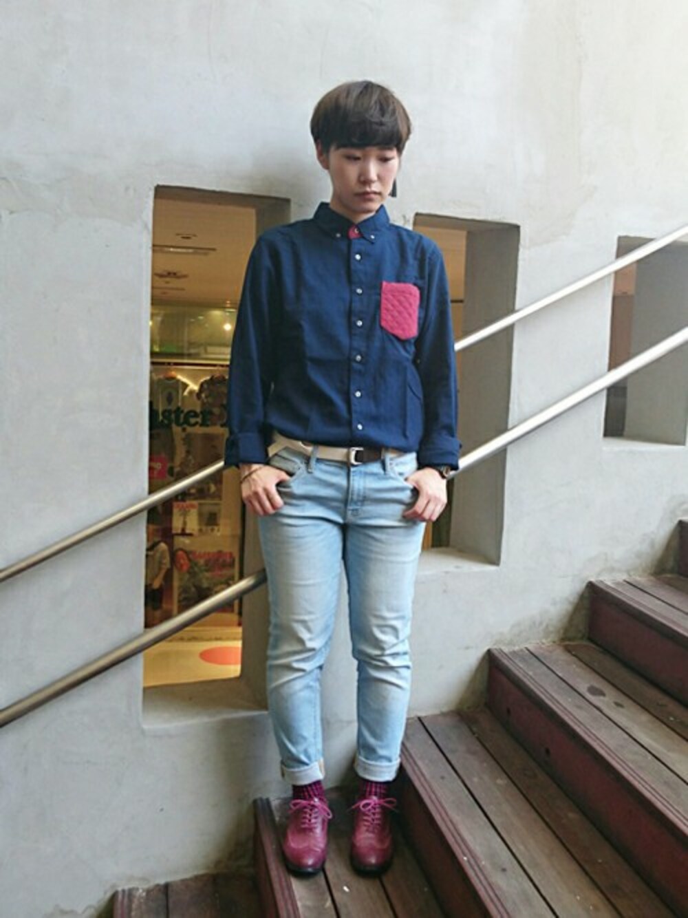 ブルー系のシャツ/ブラウスを着用したレディースの秋コーディネートの1枚目の写真