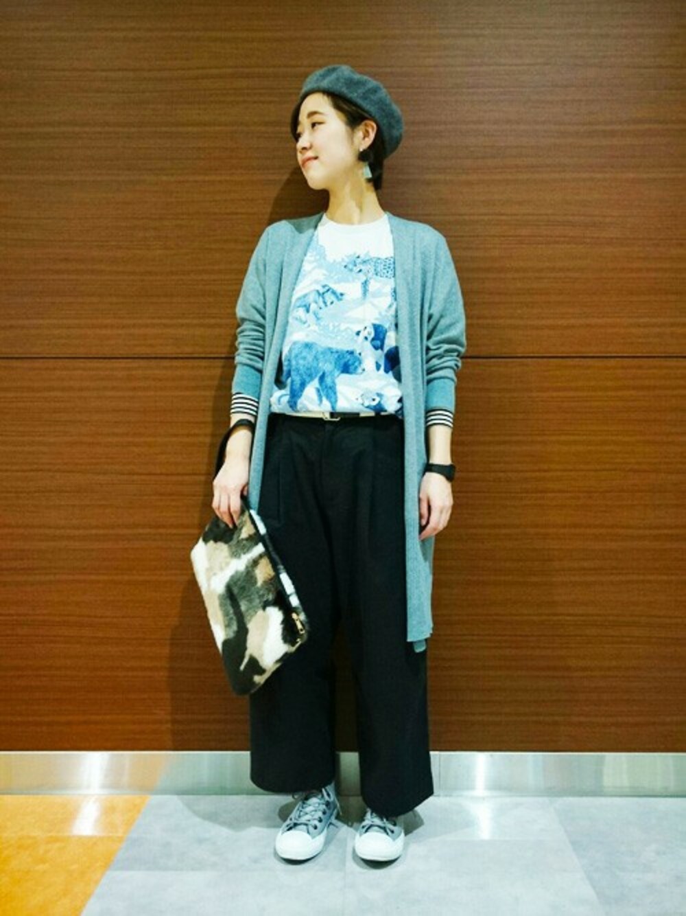 グレー系のTシャツ/カットソー、グレー系のカーディガン/ボレロ、グレー系のスニーカーを着用したレディースの冬コーディネートの1枚目の写真