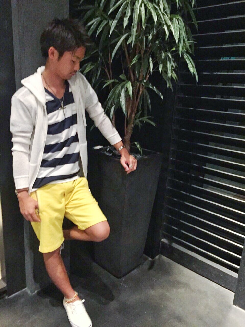 ブルー系のTシャツ/カットソー、イエロー系のその他パンツ、ホワイト系のパーカーを着用したメンズの夏コーディネートの1枚目の写真