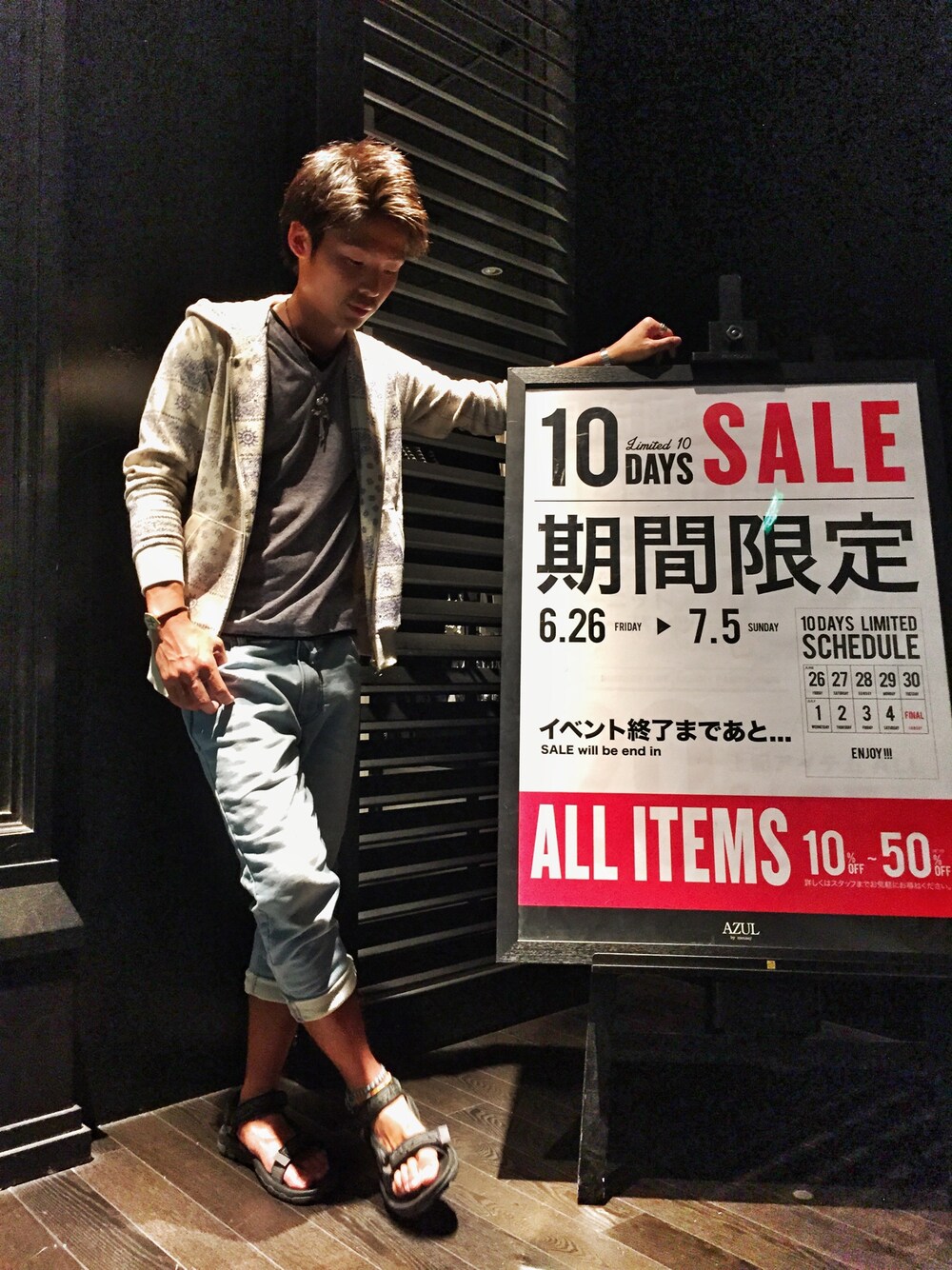 ホワイト系のパーカー、グレー系のTシャツ/カットソー、ブルー系のその他パンツを着用したメンズの夏コーディネートの1枚目の写真