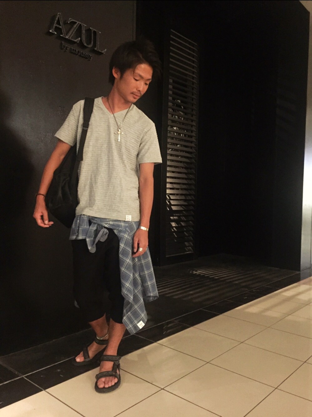 グレー系のTシャツ/カットソー、ブルー系のシャツ/ブラウス、ブラック系のパンツを着用したメンズの夏コーディネートの1枚目の写真