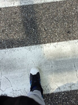 「adidas Originals（アディダスオリジナルス）のWalking shoes（スニーカー、ブルー系）」を使った、Jimmy Huangさん（メンズ・178cm）の夏コーディネート