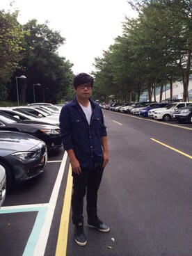 「H&M（エイチ・アンド・エム）のアイテム（シャツ/ブラウス、ブルー系）」を使った、Jimmy Huangさん（メンズ・178cm）の秋コーディネート