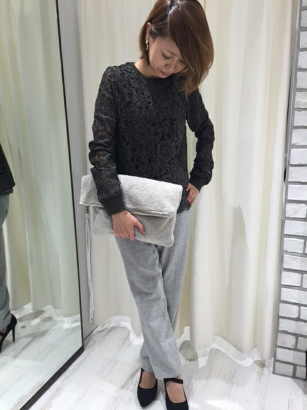「クラッチバッグ、ボア、へリンボーン、フリンジ、パンツスタイル、透け感、ドロシーズ(DRWCYS)、ストラップパンプス、DRWCYS、レーストップス」｜「DRWCYSのリブトリミングレーストップス（その他トップス、グリーン系）」を使った、maoさん（レディース・156cm）の秋コーディネートの1枚目の写真