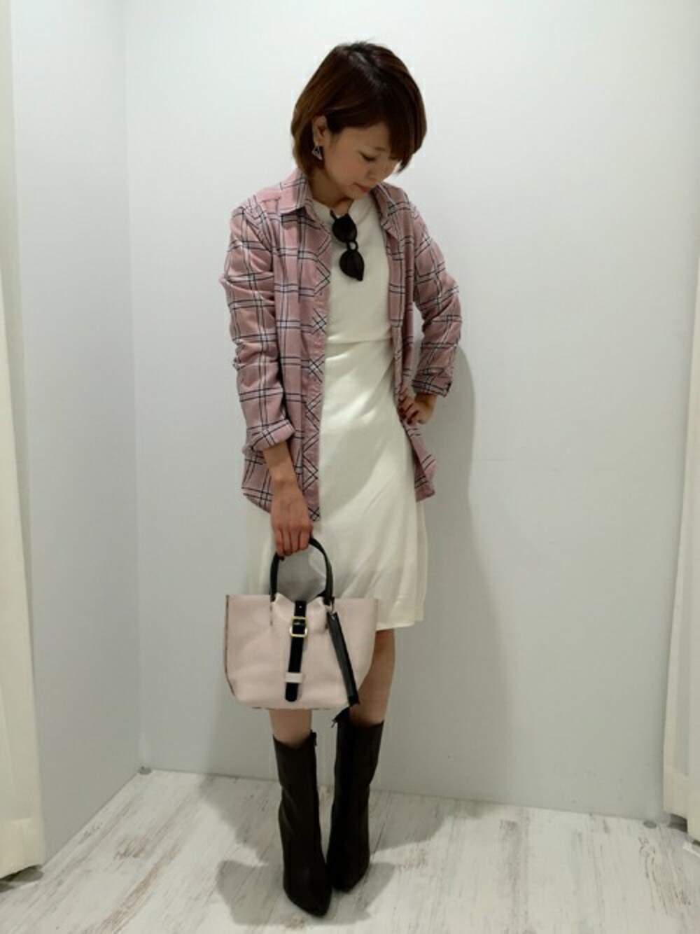 「ワンピース、ブーツ、チェックシャツ、ピンク、サングラス、ニットワンピース、パステルカラー、春色、ドロシーズ(DRWCYS)、DRWCYS」｜「DRWCYSのチェックシャツ（シャツ/ブラウス、ピンク系）」を使った、maoさん（レディース・156cm）の冬コーディネートの1枚目の写真