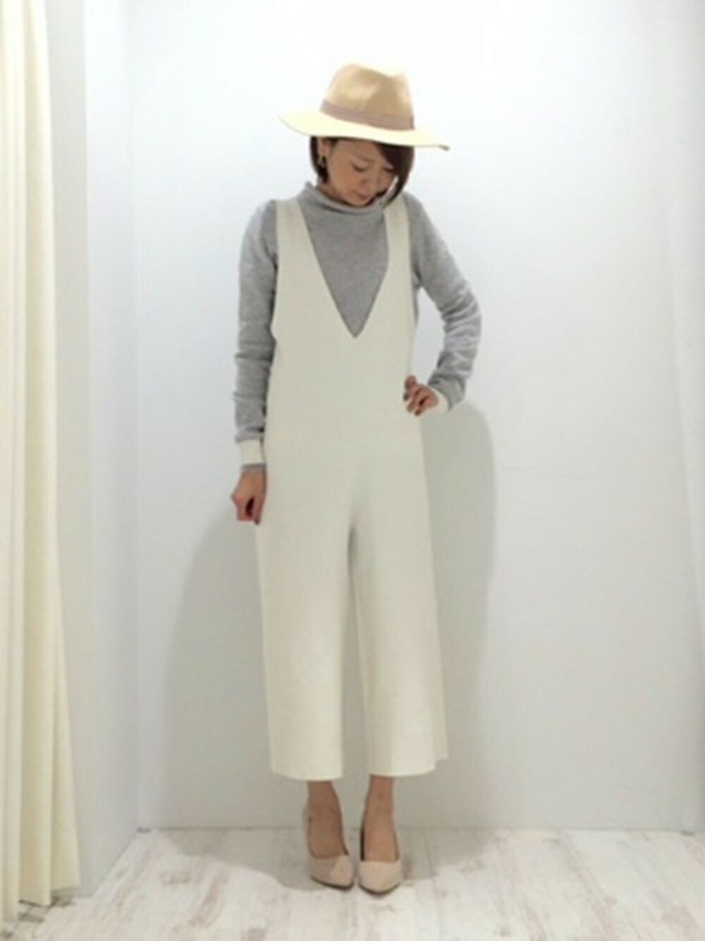 「パンプス、サロペット、Vネック、ハット、ガウチョパンツ、グレーニット、ペールトーン、ドロシーズ(DRWCYS)、DRWCYS、ニットサロペット」｜「DRWCYSのモヘアトリミングアンゴラニット（ニット/セーター、グレー系）」を使った、maoさん（レディース・156cm）の冬コーディネートの1枚目の写真