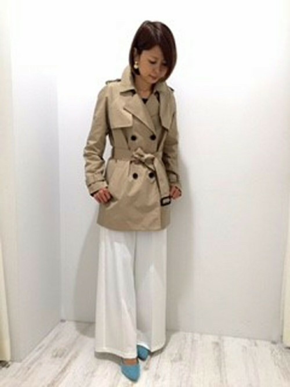 「パンプス、トレンチコート、ベージュ、ワイドパンツ、ミントグリーン、キレイめ、ホワイトパンツ、春コーデ、ドロシーズ(DRWCYS)、DRWCYS」｜「DRWCYSのミドル丈トレンチコート（トレンチコート、ベージュ系）」を使った、maoさん（レディース・156cm）の冬コーディネートの1枚目の写真