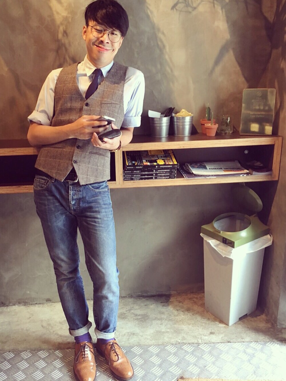 「VINTAGEのアイテム（デニムパンツ、ブルー系）」を使った、Jacky C.さん（メンズ・172cm）の秋コーディネートの1枚目の写真