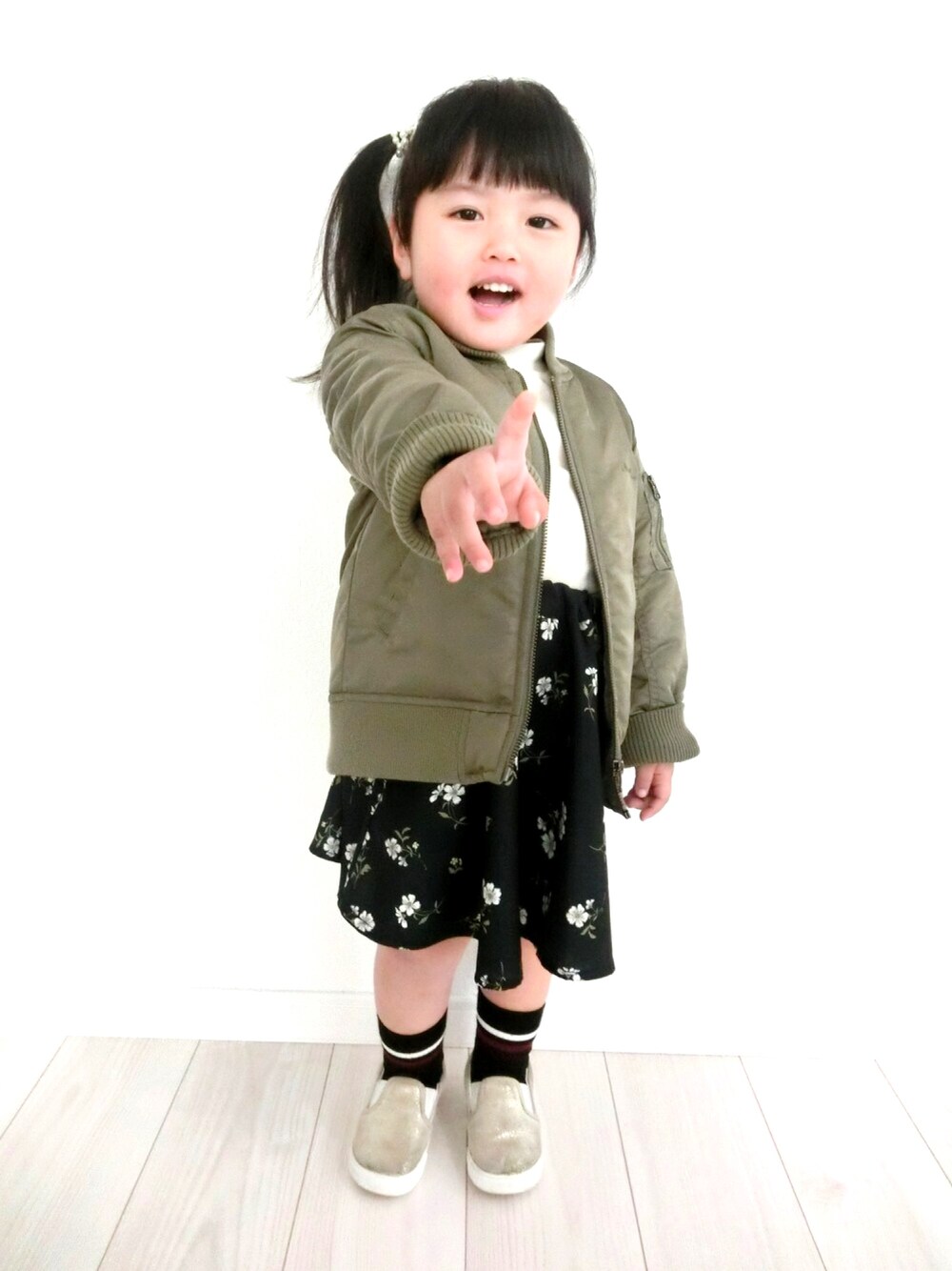 「秋のコーデ、キッズファッション、おんなのこ、petitmain」｜「petit mainのMA-1ブルゾン（MA-1、グリーン系）」を使った、mi.ko.ruさん（キッズ・90cm）の秋コーディネートの1枚目の写真