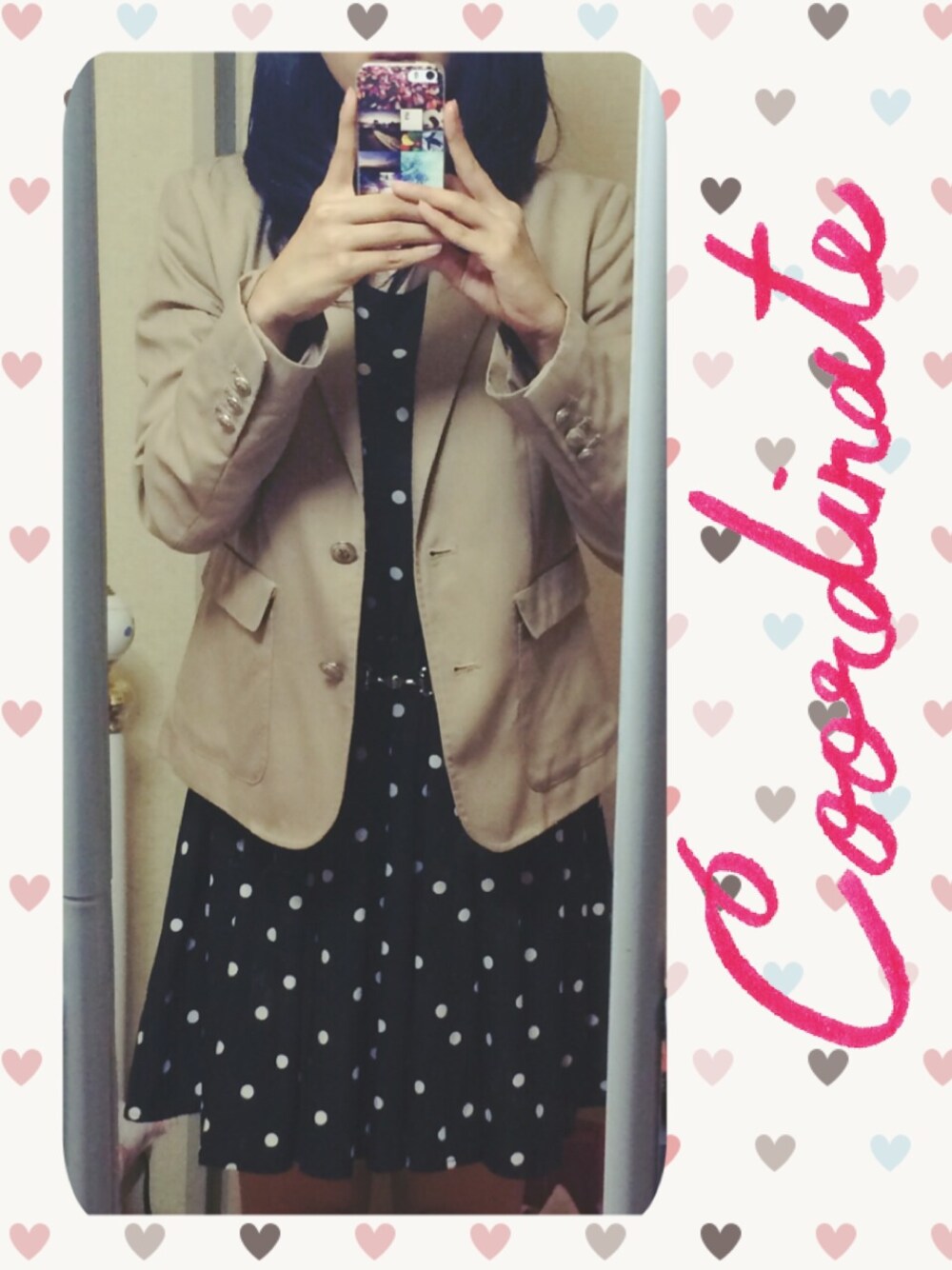 ベージュ系のテーラードジャケット、ブルー系のワンピース、ベージュ系のニット/セーターを着用したレディースの秋コーディネートの1枚目の写真